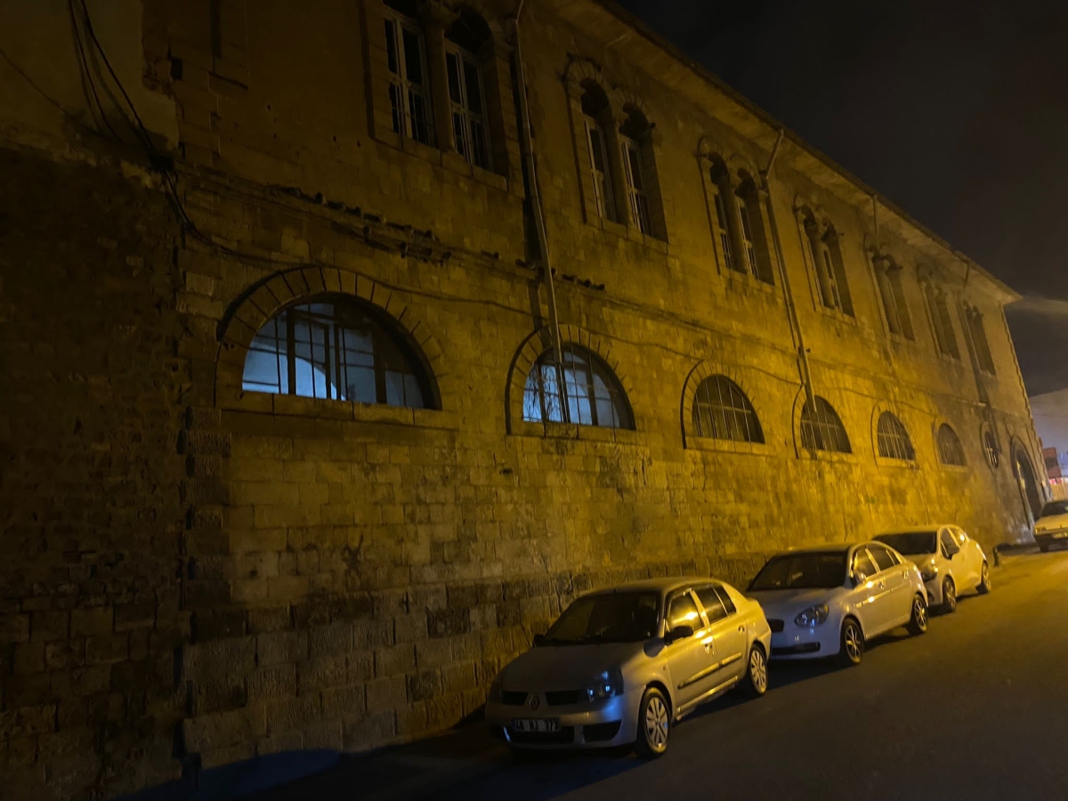 Urfa'daki Okulun Ağır Hasarlı Duvarı Tehlike Saçıyor