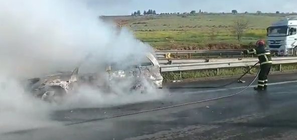 Şanlıurfa-Gaziantep otobanında bir otomobil alev alarak yandı