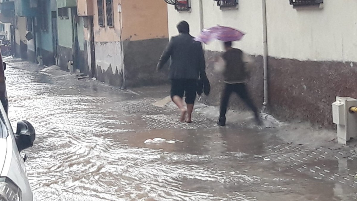 Urfa caddeleri yine sular altında